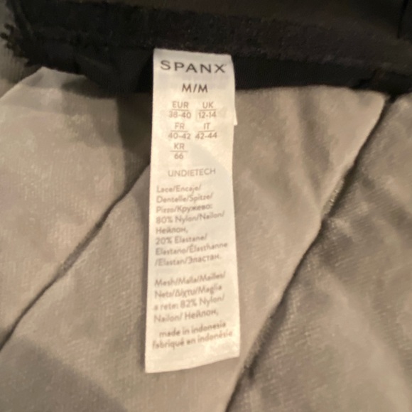 Spanx Undie-tectable wireless lace bralette with front closure in very black - Picture 7 of 7